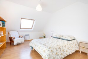 Tabla de planchar con plancha, wifi, ropa de cama