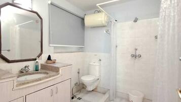 Doppia Superior, balcone, vista giardino | Bagno | Doccia, asciugamani, sapone, shampoo