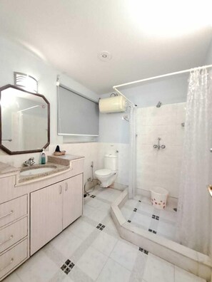 Superior Double Room, Balcony, Garden View | Bilik Mandi | Pancuran mandi, tuala disediakan, sabun, syampu 