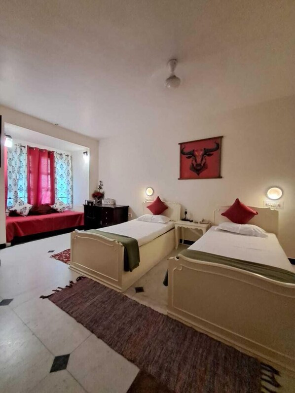 Deluxe Room, 2 Single Beds | Desk, free WiFi, bed sheets