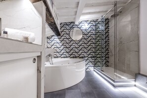 Shower, hair dryer, bidet, towels - Cestari Luxury Terraces (Roma)