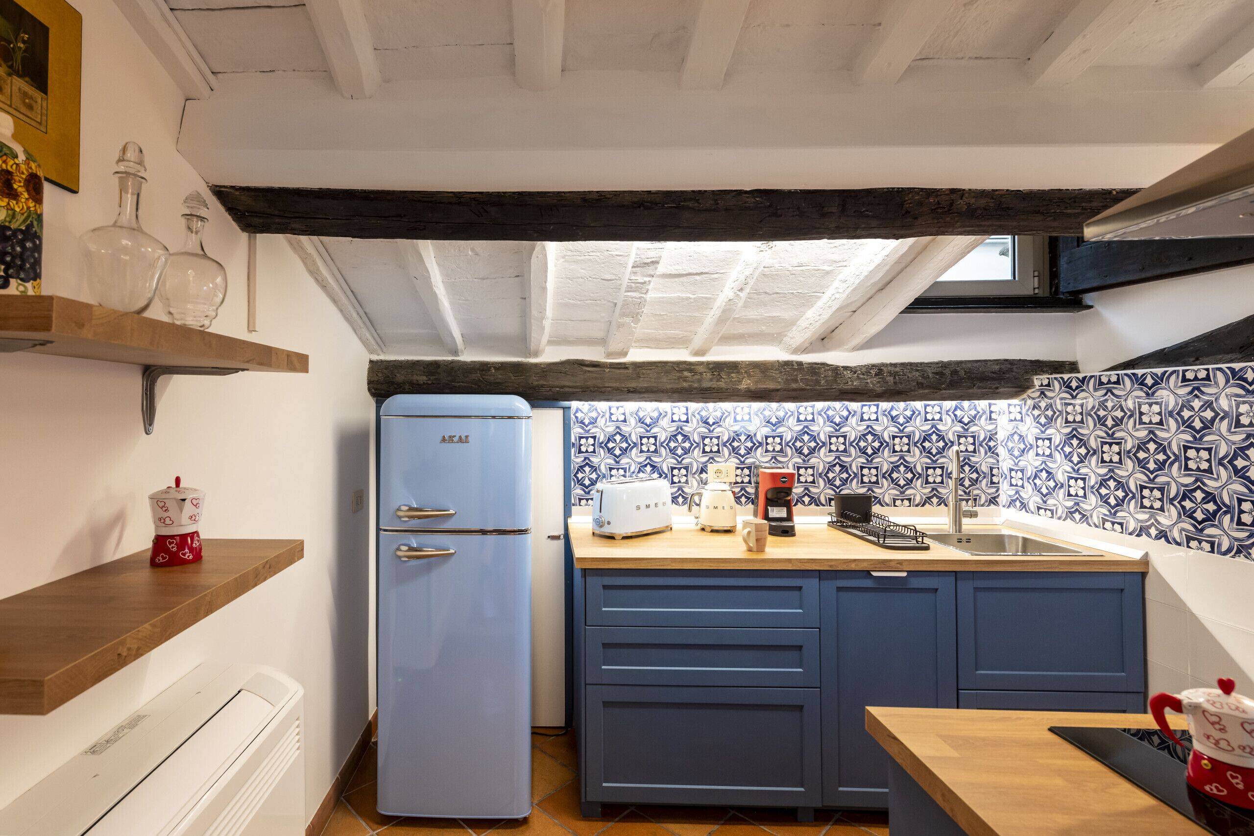 Geladeira, micro-ondas, cafeteira/chaleira, chaleira elétrica