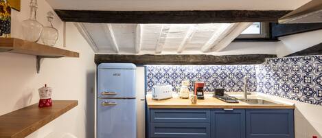 Réfrigérateur, micro-ondes, cafetière/bouilloire, bouilloire électrique