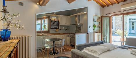 Iron/ironing board, internet, bed sheets