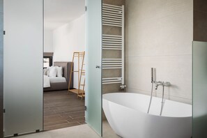 Villa, vue mer | Salle de bain | Douche à « effet pluie », articles de toilette gratuits, sèche-cheveux