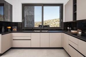 Villa, Sea View | Private kitchen | Full-size fridge, microwave, oven, stovetop - Villa Iris Aegina (Aegina)