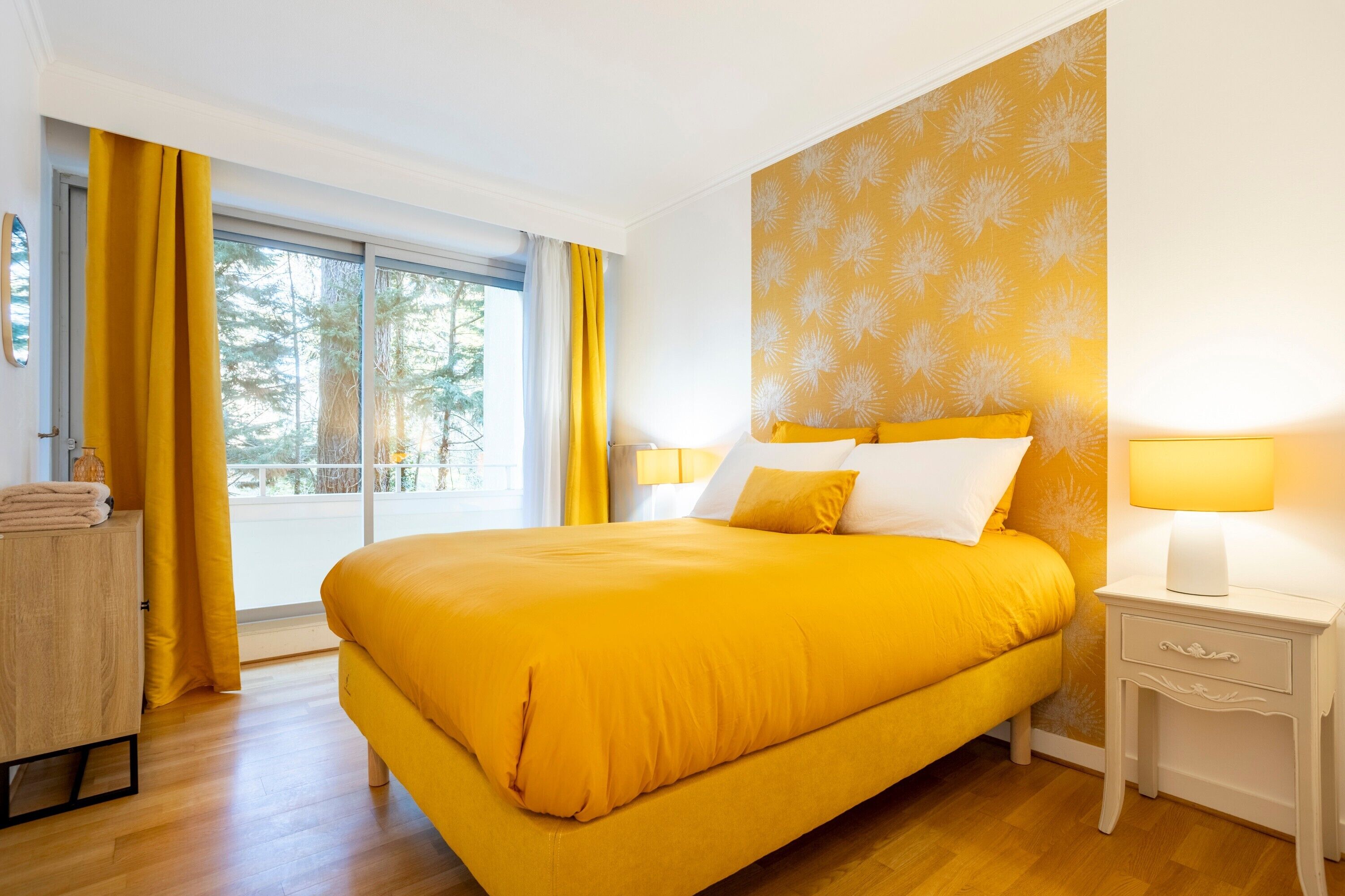 Iron/ironing board, bed sheets