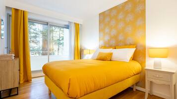 Iron/ironing board, bed sheets