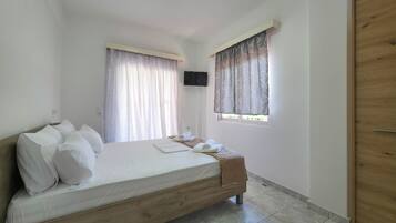 Iron/ironing board, internet, bed sheets