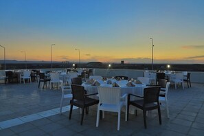 منطقة خارجية لإقامة الولائم والاحتفالات