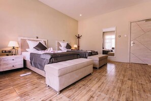 Familien-Doppel- oder -Zweibettzimmer, Balkon, Blick auf die Anlage