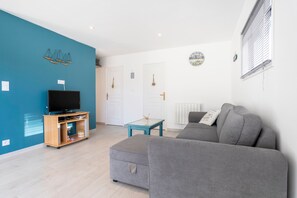 TV - Holiday Home in Lesconil, 2.5 km from the Beach (Lesconil)