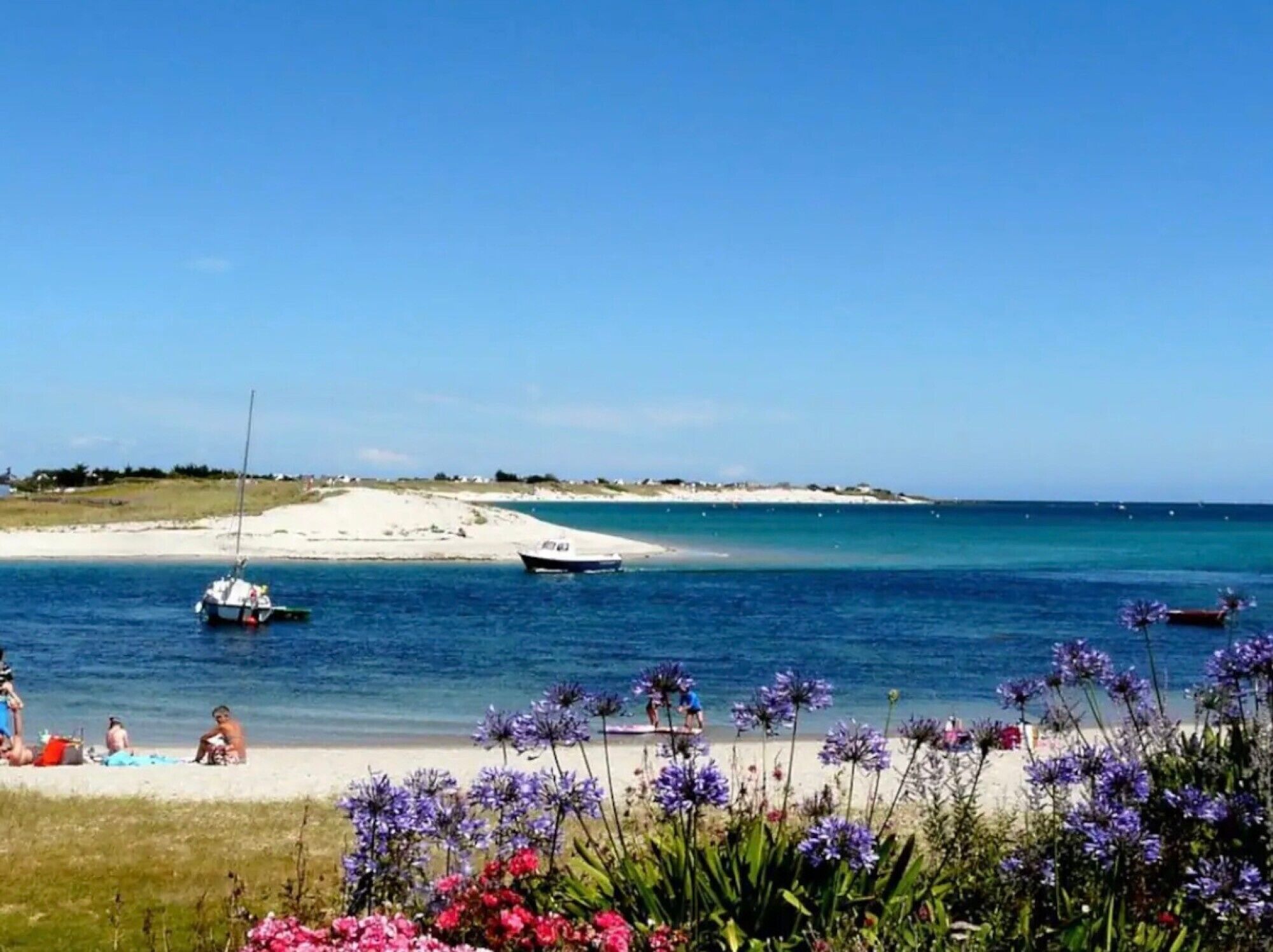 Una spiaggia nelle vicinanze