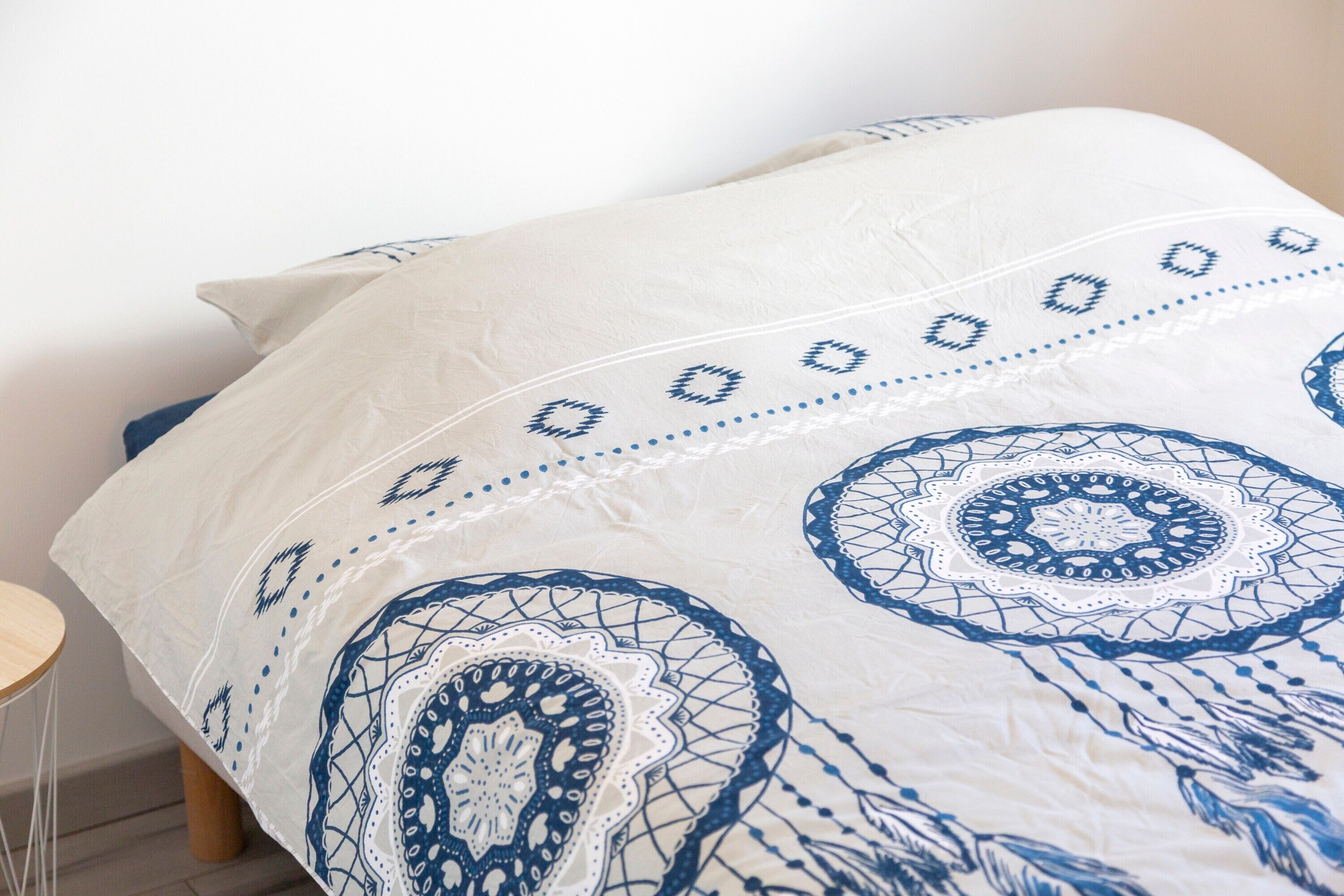 Iron/ironing board, bed sheets