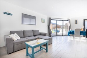TV - Holiday Home in Lesconil, 2.5 km from the Beach (Lesconil)