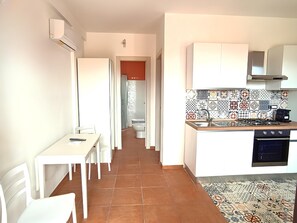 Kühlschrank, Ofen, Herdplatte, Hochstuhl