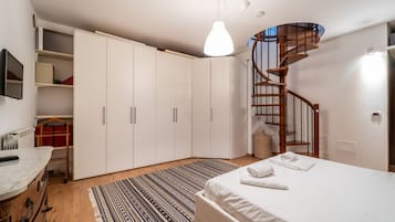 2 Schlafzimmer, Bügeleisen/Bügelbrett