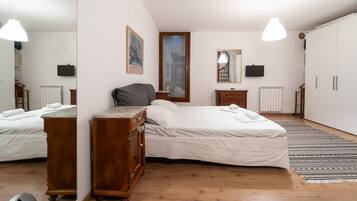 2 Schlafzimmer, Bügeleisen/Bügelbrett