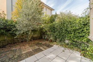 Property grounds - Cozy 70 square meters apartment, perfect for four people, spread over two levels (ground floor and basement) within a building (NO elevator).The property is located in the charming seaside town of Sistiana, in the Duino-Aurisina area, about a half-hour d (Sistiana)