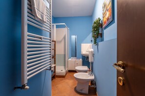 Douche, bidet, serviettes fournies
