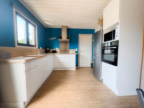 ثلاجة، ميكروويف، فرن، موقد طهي مسطح