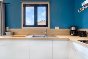 Een koelkast, een magnetron, een oven, een kookplaat