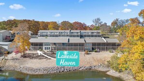 Un hotel de varios pisos con un letrero que dice 'Lakeside Haven'.