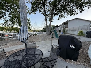 Outdoor dining - Lakeside Haven - Condo for 8 (Sunrise Beach)