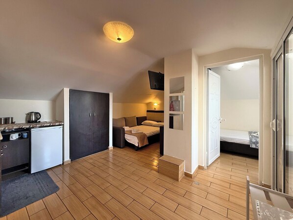 Iron/ironing board, WiFi, bed sheets