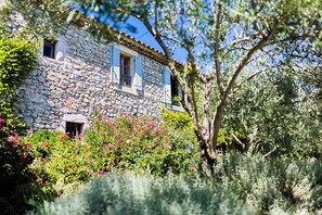 Exterior detail - Comfortable gite for 4 people in a 16th century farmhouse at the foot of the village (Lussan)