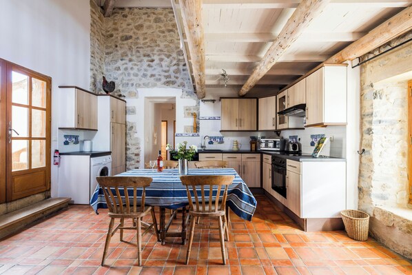 Private kitchen - Comfortable gite for 4 people in a 16th century farmhouse at the foot of the village (Lussan)