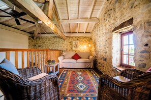 Living area - Comfortable gite for 4 people in a 16th century farmhouse at the foot of the village (Lussan)