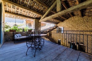 Outdoor dining - Comfortable gite for 4 people in a 16th century farmhouse at the foot of the village (Lussan)