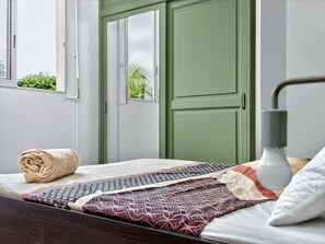 Tabla de planchar con plancha y ropa de cama 