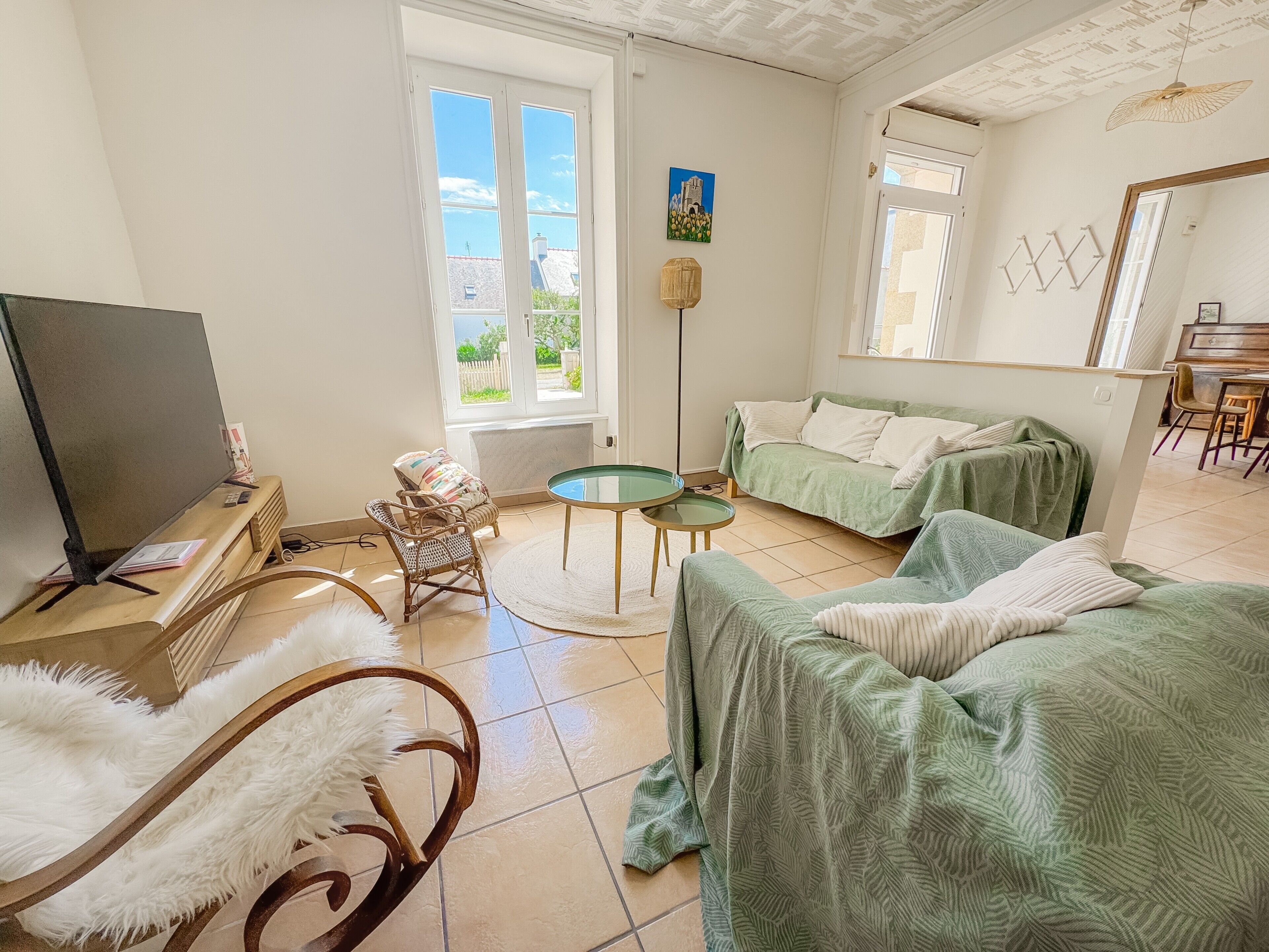 Een strijkplank/strijkijzer, wifi, beddengoed