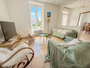 Tabla de planchar con plancha, wifi y ropa de cama 