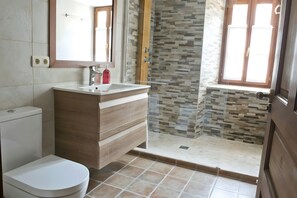 Bathroom - Holiday Home 'Ço De Carles' with Mountain View and Wi-Fi (Garòs)