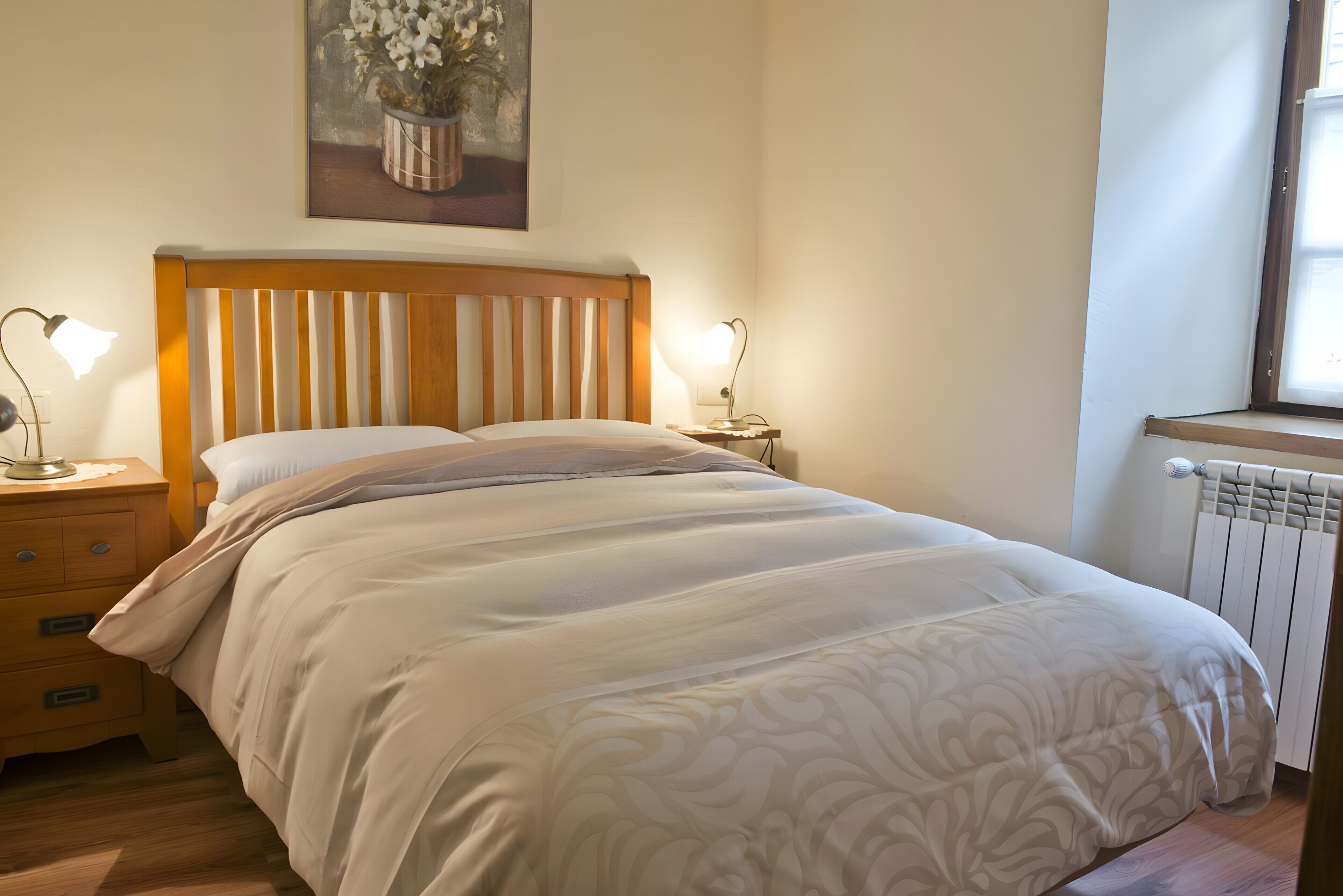 Escriptori, planxa i posts de planxar, wifi i roba de llit 