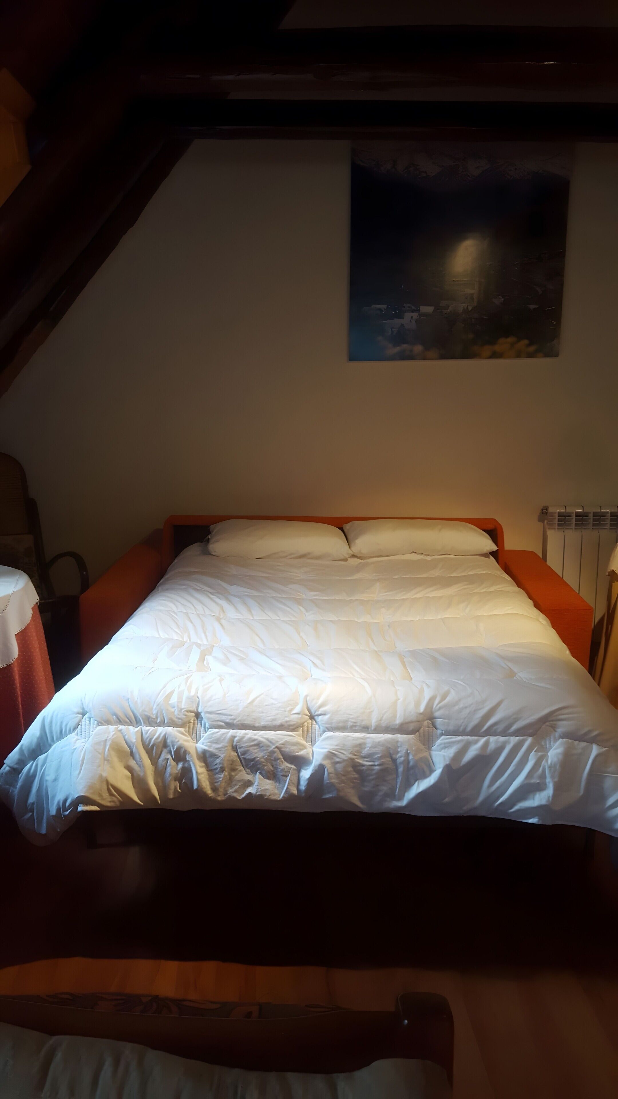 Desk, iron/ironing board, WiFi, bed sheets