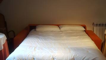 Escriptori, planxa i posts de planxar, wifi i roba de llit