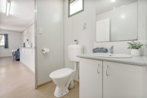 Standard Cabin, 2 Bedrooms, Non Smoking | Bathroom