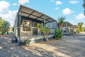 A modern mobile home with a covered porch, a small garden, and a gravel driveway. - Tasman Holiday Parks - Kalbarri (Kalbarri)