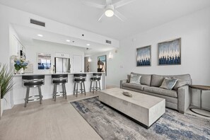 Condo, várias camas, sacada (Easy Gogh'n in Ariel Dunes I) | Área de estar