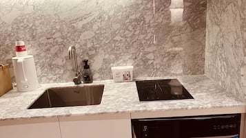 Habitación doble Confort, vista a la ciudad | Cocineta privada | Frigobar, microondas y utensilios de cocina