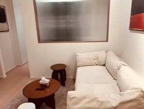 Phòng đôi tiện nghi đơn giản, quang cảnh thành phố | Khu phòng khách