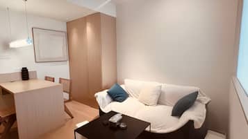 Superior Double Room, City View | Living area