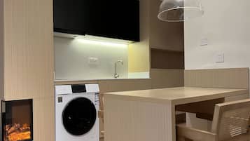 Classic Double Room, City View | Living area