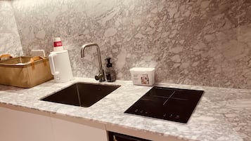 Phòng đôi tiện nghi đơn giản, quang cảnh thành phố | Bếp nhỏ riêng | Tủ lạnh nhỏ, lò vi sóng, dụng cụ nấu nướng/bát dĩa/dao nĩa