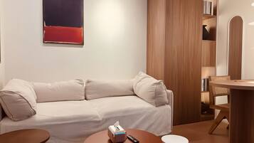 Comfort Double Room, City View | Living area