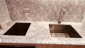 Dobbeltrom – junior, byutsikt | Eget tekjøkken | Minikjøleskap, mikrobølgeovn og kjøkkenutstyr